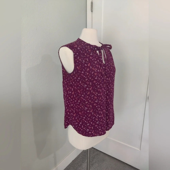 Old Navy Tie V-Neck Floral Blouse - Picture 2 of 8